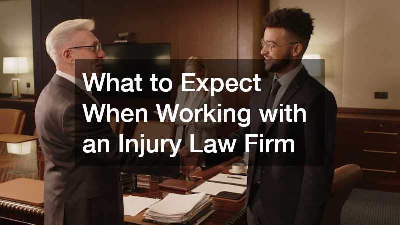 What to Expect When Working with an Injury Law Firm
